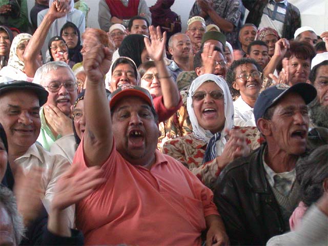 Mit jeder Forderung, die Nagia ausspricht wird die Masse enthusiastischer