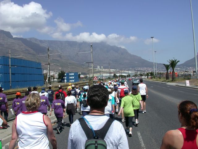 Bei Kilometer acht kommt der ferne Tafelberg in Sichtweite
