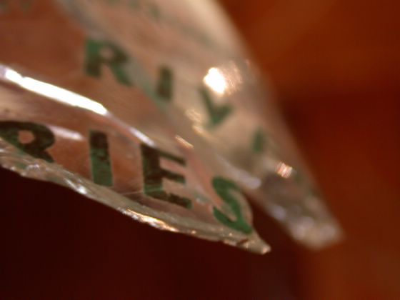 Ein Glasscherbe hngt an der Installation aus Fundstcken aus dem alten Stadtteil Protea