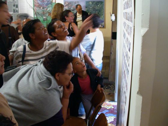 Auf einer groen Bilderwand suchten die meisten nach Fotos aus ihrer eigenen Vergangenheit