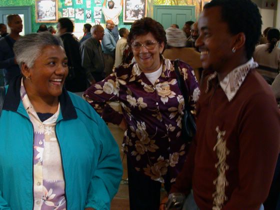 Eileen Nomdo (Ex-Bewohnerin) und Utando (Museumsmitarbeiter) wurden wrend der Arbeit Freunde