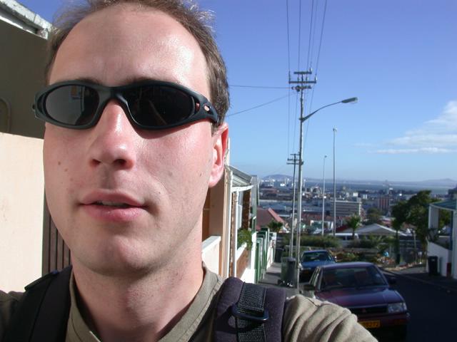 Heute geht soll es zu Fu zur Arbeit gehen. Die Sonne scheint auf den Hafen im Hintergrund