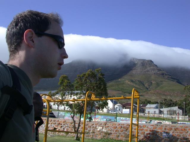 Die Abkrzung ber den Spielplatz nimmt  man besser nur bei Tageslicht. Das Bergmassiv ist gratis.