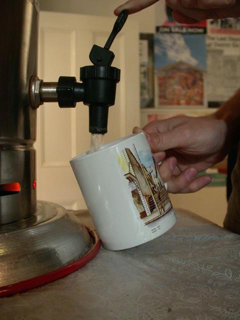 Heies Wasser ist gratis, erst recht fr unbezahlte Praktikanten