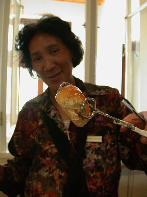 Vielleicht nicht gerade gesund. Aber gegen Hunger hat Menisha immer was zu bieten. Und Ratschlge frs Leben liefert sie als Nachtisch