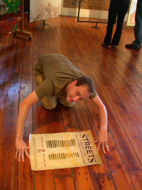 Plakate fotografieren ist nicht einfach. Fnf Hnde msste man haben.