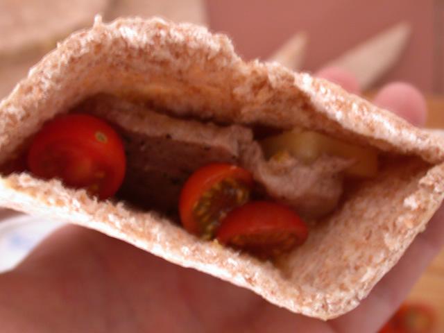 Da der Tag angstrengend war, genehmige ich mir zu Hause einen Happen: Pita-Brot mit Tomaten und Humus und frisch gebratenem Huhn ist einer der Favoriten
