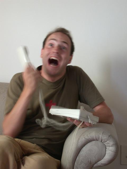 Ich versuche die Hotline der Telkom anzurufen. Aber die machen schon um 17.15 Uhr dich. Horror. Ich hasse den Laden. Hoffentlich kauft bei der Privatisierung keiner deren Aktien.