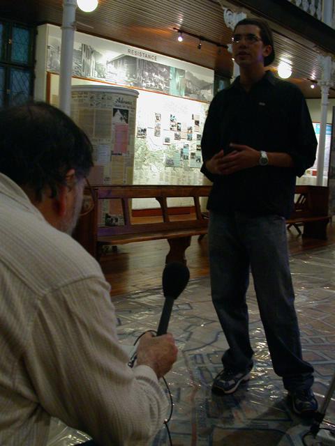 Nicht nur wir hoffen darauf, dass ein paar Zeitzeugen kommen.