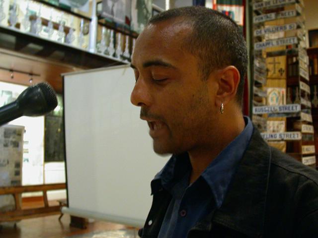 Ein Dichter trgt seine von Mingus Musik inspirierten Werke vor.