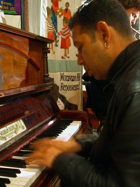 Zwei Musiker der neuen District Six Band interpretieren Mingus