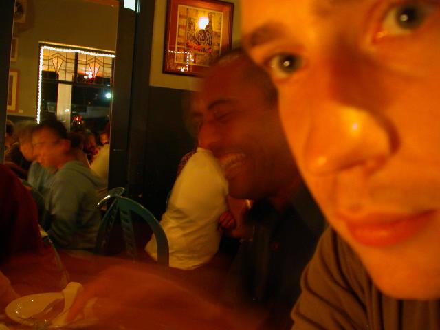 Der Dichter kann auch noch nach zwanzig Minuten Warten auf die Bedienung lachen.