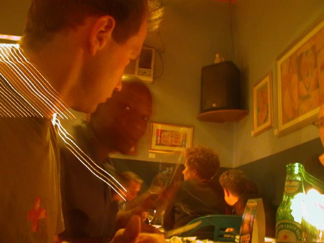 Thulani ist auch noch die Teller der anderen leer