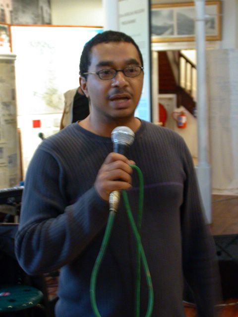 Valmont  Layne introduces the District Six Band at the farewell party the 27th of October 2002. Valmont stellt die D6 Band vor.