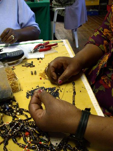 Ganz schn fusselig ist es, die Perlen nach vorgegebenen Kustern auf die Kette zu fdeln