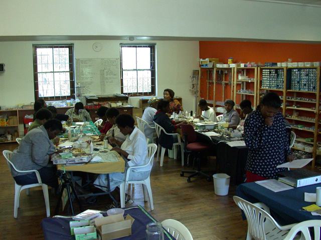 Das mit Hilfe westlicher Sponsoren ausgebaute Haus im Kapstdter Bezirk Mowbray bietet den Frauen eine bessere Arbeitsatmosphre als Heimarbeitspltze