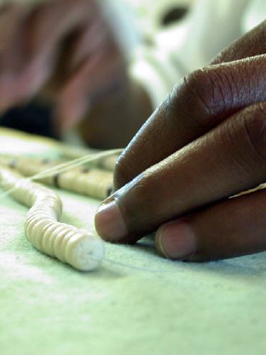 Die hier hergestellten Ketten sind unikate, weil jedes Stck mit handgemachten Perlen bestckt ist