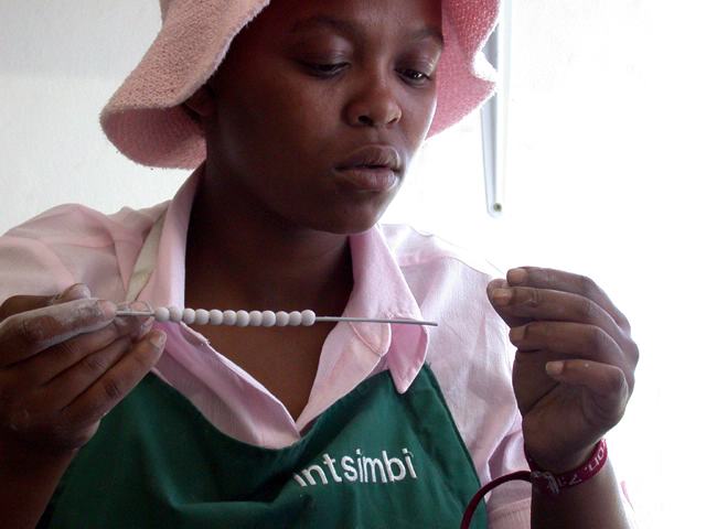 Die Kugel werden auf einen Stab gefdelt