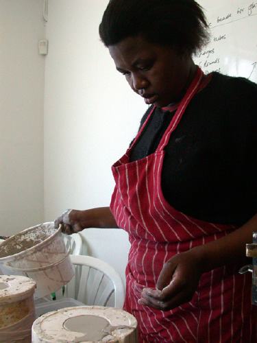 Eine Frau git Gibs in Formen. Das werden spter Weihnachtsbume