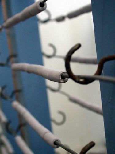 Ohne Glasur sind die Perlen noch hsslich. Aber immerhin sind sie jetzt, nach dem Brennen, schon standhaft