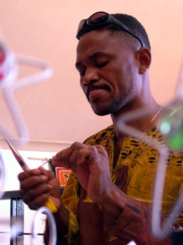 Die Drahtsterne als Zettelhalter biegen drei Mnner mit der Zange.