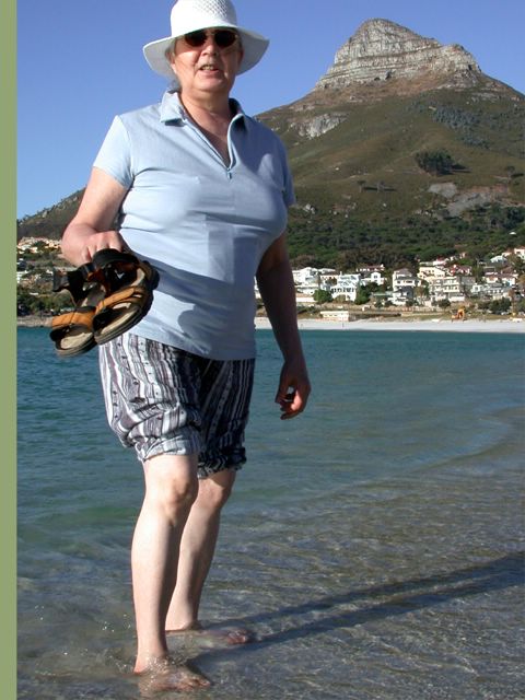 Ein wie immer erfrischend khles Fubad am Strand von Camps Bay mit Lion's Head