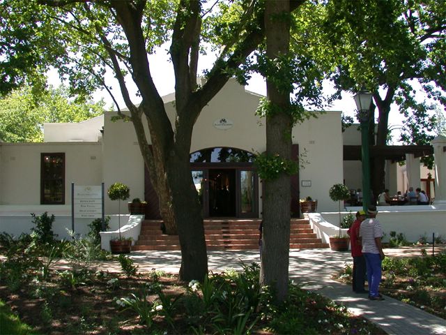 Die Millioneninvestitionen sind vor allem im sehr gut hergerichteten Gutshaus der Winzerei Blaauklippen zu sehen. Probieren muss man unbedingt den 2001er Shiraz. Kstlich...