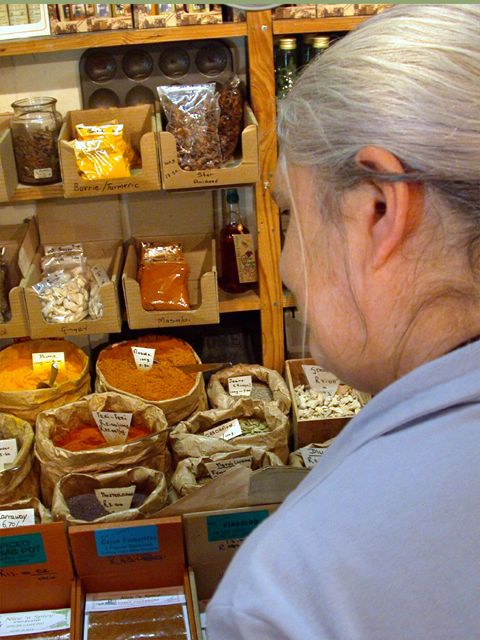 In einem Laden vom Beginn des 20 Jahrhunderts konnte man im stockkonservativen Stellenbosch nicht nur Gewrze kaufen