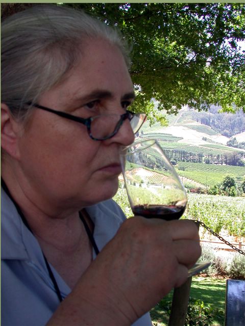 Meine Mutter schnffelte und schlrfte sich von einem Glas zum nchsten