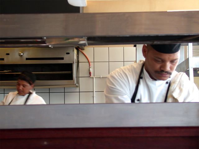 Bei French Connection kann man den Kchen durch zwei riesige Glasscheiben bei der Arbeit zuschauen - das weckt Vertrauen