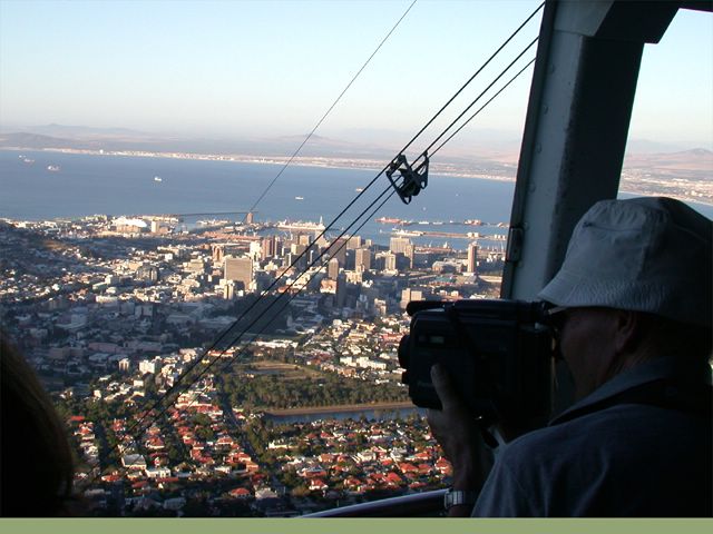 Ohne das geht es natrlich nicht: Mit der Seilbahn geht es in rasanter Fahrt den Tafelberg empor