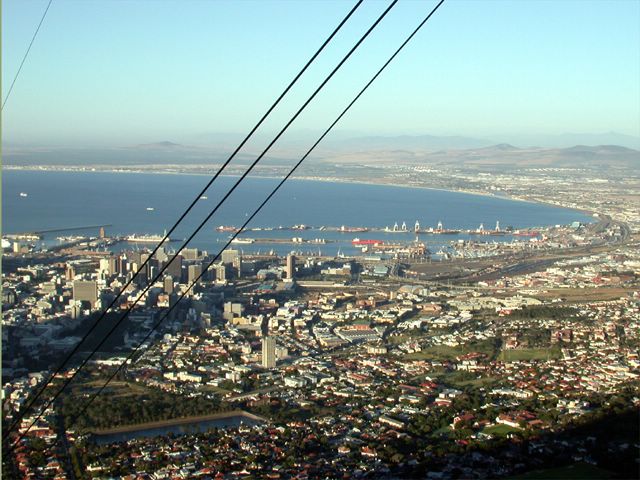 Die von Schweizern erbaute Seilbahn dreht sich whrend der Fahrt und gewhrt so traumhafte Aussichten fr jeden Fahrgast