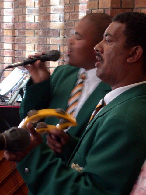 Die Young Guiding Stars gehoeren zur Gruppe der Christmas Choirs, also Weihnachts-choere, auch wenn sie mehr blasen als singen