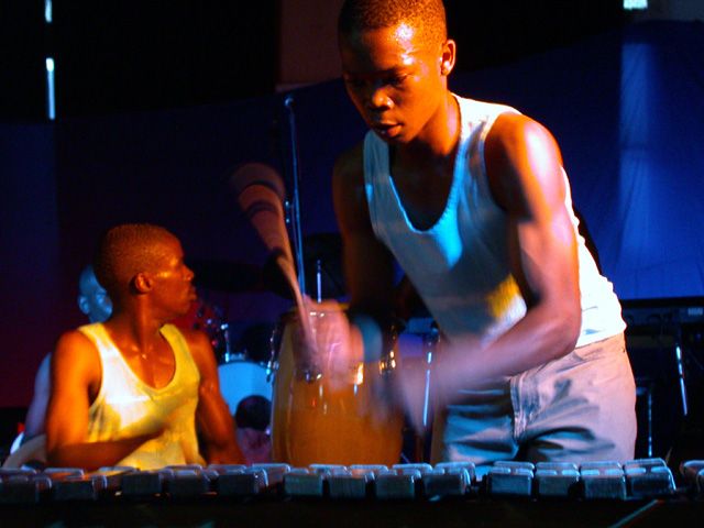 Schweiss fliesst nicht nur unten dem Licht der Scheinwerfer, wenn die Jungs von Abavuki auftreten