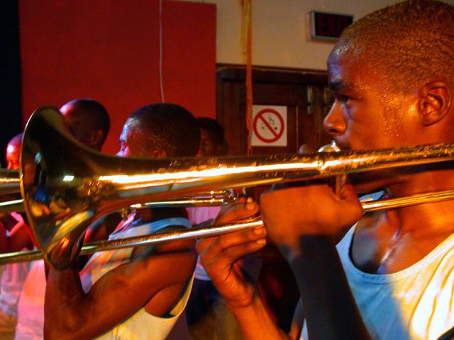 Abavuki spielen nicht nur Marima, sondern wissen auch etwas mit Blasinstrumenten anzufangen