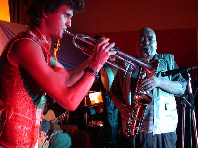 Alex van Heerden und Kapstadts Jazz-Ikone Robbie Jansen am Sax.