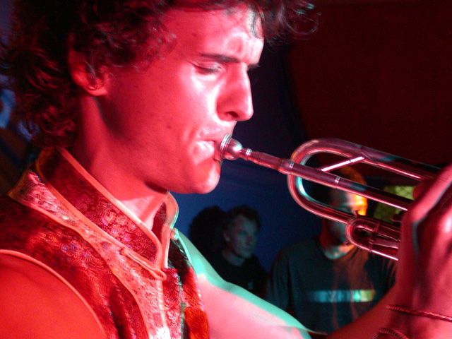 Alex van Heerden ist ein Multitalent. Neben der Trompete beherrsch er auch das Akordeon traumhaft