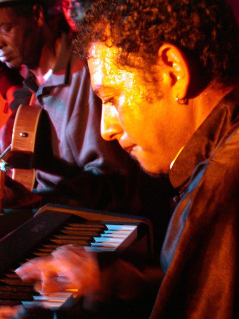 Hilton Schilder spielt das Piano zu dieser sexy Goema-Mugge