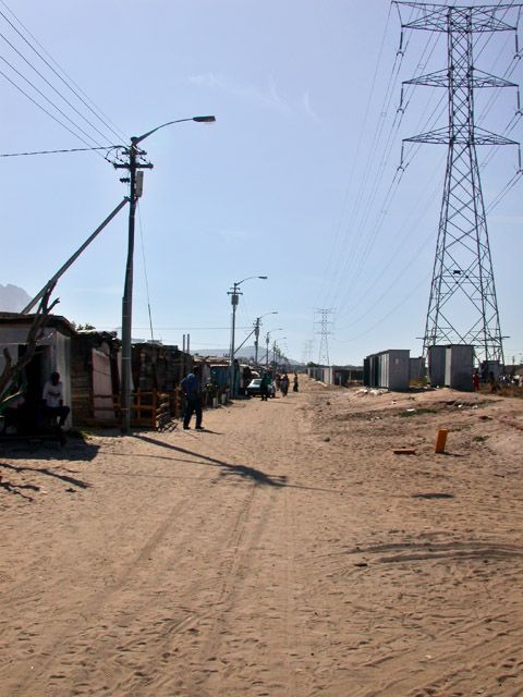 Na, Lust hier mal zu wohnen? Die haeufigen Stuerme sorgen hier oft fuer wirklich ObDACHlose unten den Armsten. Im Sommer haben sie Angst vor dem Feuer. Brennt eine Huette, brenne schnell alle. Rewina hebt das Zeugnis ihrer Tochter liebe gleich im Museum auf.