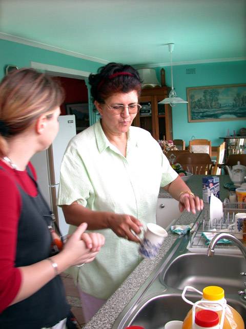 Meine Mitbewohnerin Thea und Gastgeberin Linda unterhalten sich mit Haenden und Fuessen