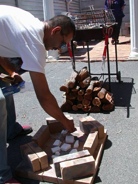 Wenn nicht genug Grills da sind, muss halt Ashley improvisieren