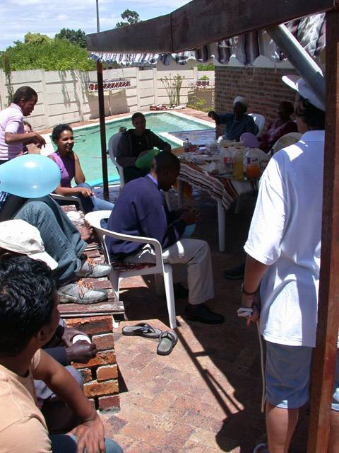 Die Museumsmitarbeiter machen es sich am Pool bequem