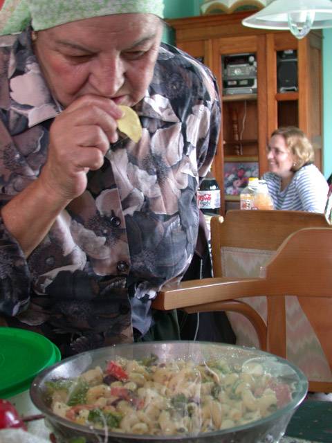 Ex-Opernsaengerin Ruth bedient sich schon mal bei den Chips