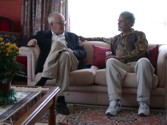 Der Direktor des Museums Malmoe macht es sich auf dem Sofa neben Stan bequem