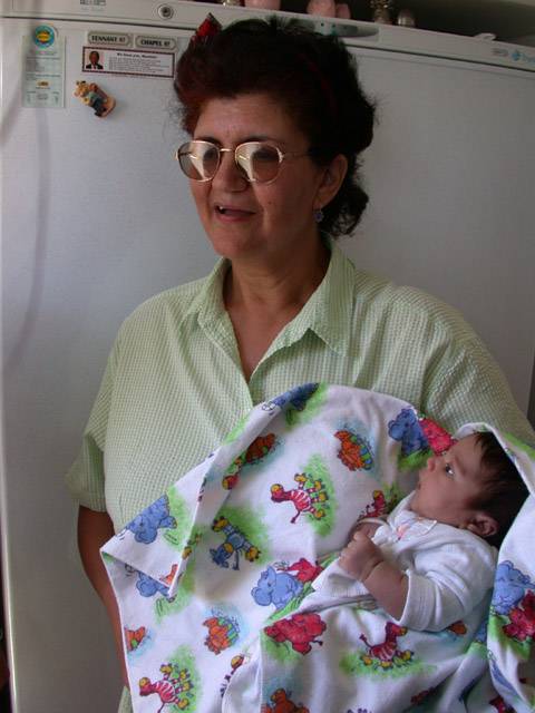 Linda Praesentiert stolz ihr neuestes Enkelkind