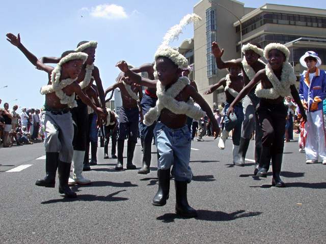 Die Gummistiefel-Taenzer der Claremont Coronation tanzten sich bis zur Gluht in der Hitze