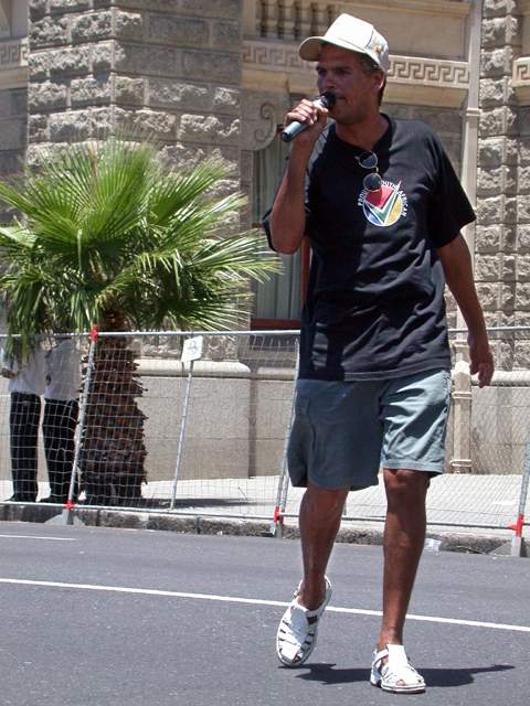 Dieser Mann zelebrierte den Vorbeimarsch der knapp dreissig Karneval-Truppen vor dem Rathaus. Ein echter Ohren- und Augenschmaus. Besser als Adi, von 
