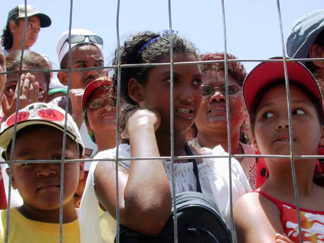 Tausende Menschen hatten sich am Rand der Innenstadt-Strassen versammelt, auch wenn der 2. Januar noch kein offizieller Feiertag ist.