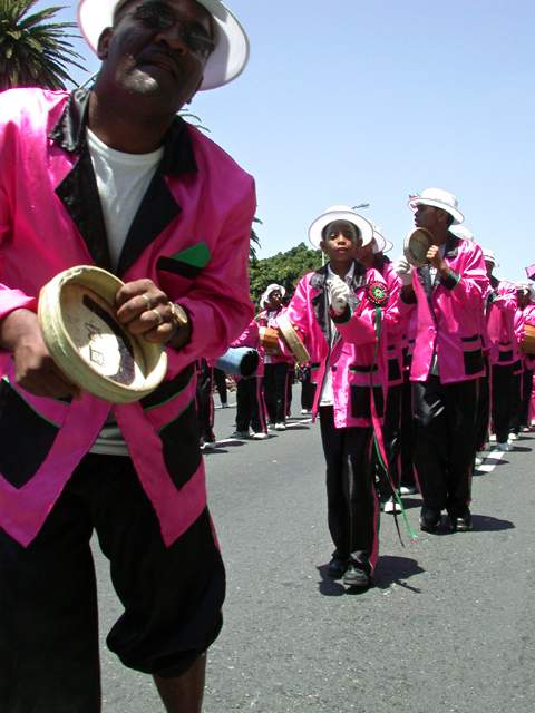 Die Farben der einzelnen Truppen werden vorher vom Karnevalskomitee vergeben und geheim gehalten. Die Uniform wird jedes Jahr neu geschneidert und geht in den Wettbewerb der Gruppen ein.