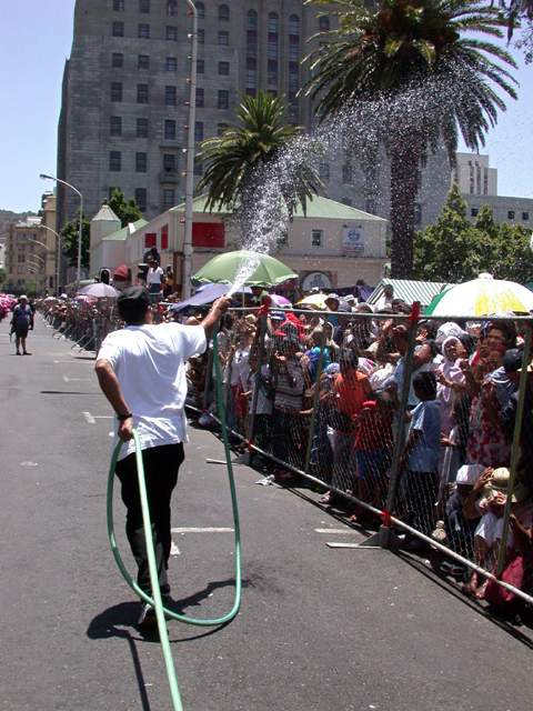 Der Katastrophendienst musste mal keine brennenden Buesche, sondern Durst loeschen.